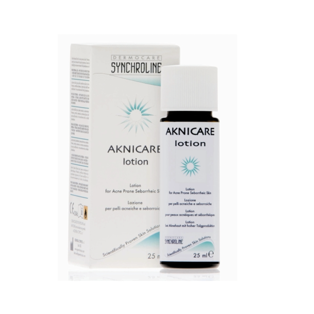 Från Synchroline, Aknicare. Aknicare Lotion är den mest intensiva produkten i Aknicare serien. Innehåller 0,5% Salicylsyra som kontrollerar och reducerar aknesymtom. Salicylsyra gör även huden mindre fet och mjukgör effektivt. Aknicare Lotion kan med fördel även användas efter rakning för att motverka rakutslag (follikulit). Verkar genom att dämpa bakterietillväxten (PBA), normalisera talgproduktionen och hyperkeratinisering utan att vara uttorkande.