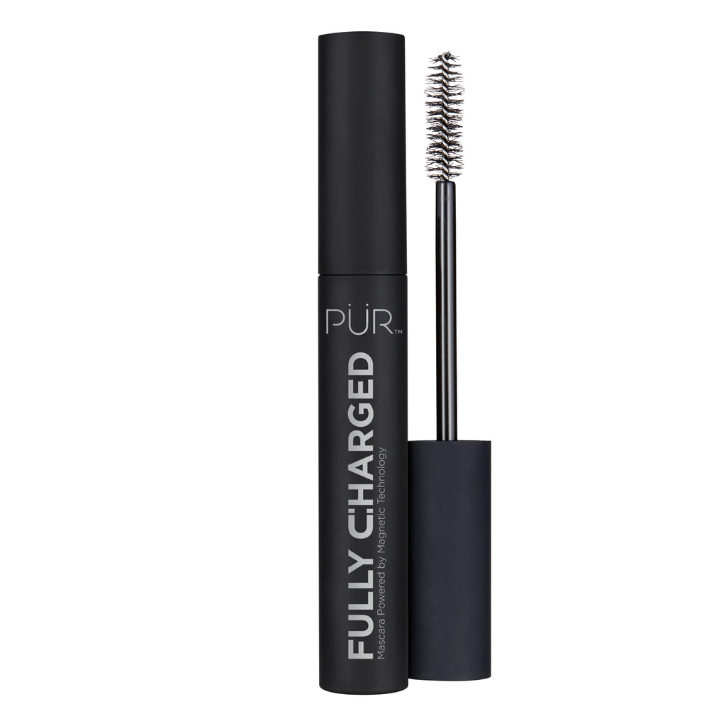 Från PÜR Cosmetics. Ta dina fransar till nya höjder och extrema längder med PÜRs bästsäljande fulladdad mascara. Mascaran drivs av innovativ magnetisk teknologi som attraherar negativt laddade fransar mot den positivt laddade mascaraformeln. Täcker varje enskild frans med varje applicering och lämnar dina fransar tjocka med volym och separation. Fri från parabener, gluten och animaliska produkter.