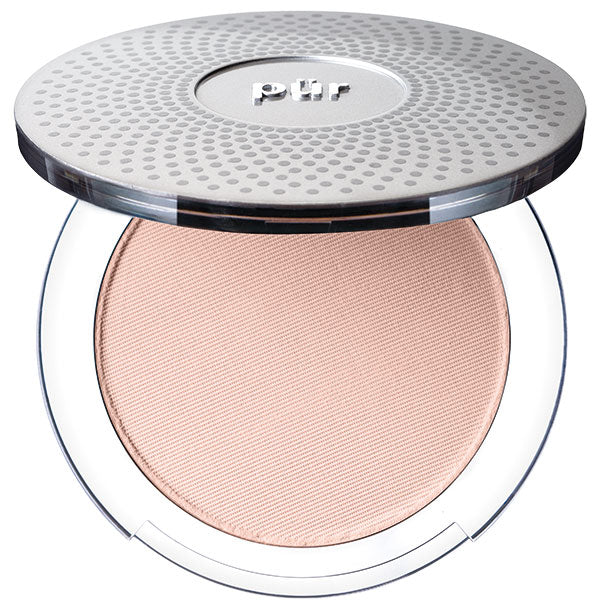 Från PÜR Cosmetics. Framröstad till bästa puderfoundation för aknebenägen hud av LA Times. Fyra fördelar i en och samma produkt: puderfoundation, concealer, puder och SPF 15. Ger en naturlig finish med en lättviktskänsla som inte lägger sig i fina linjer och rynkor. Hjälper till att minska uppkomsten av mörka ringar, rodnad, ojämn hudton, fina linjer och rynkor. Med närande hudvårdsingredienser hjälper denna produkt till att stärka hudens utseende direkt och på sikt!